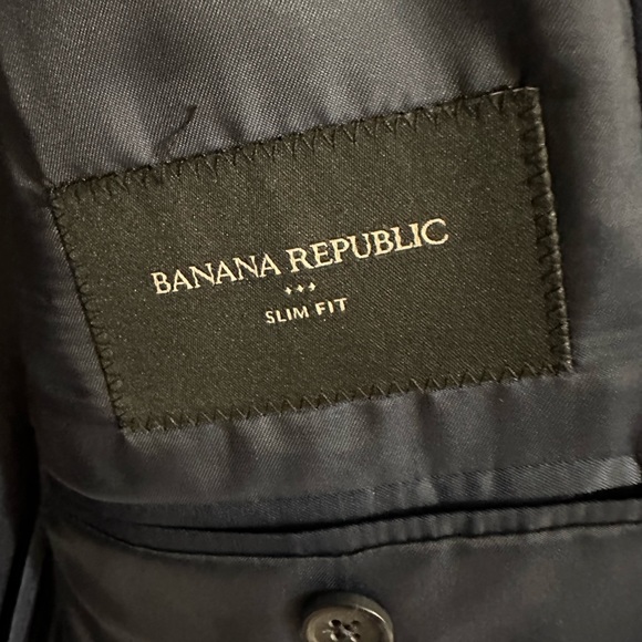 Banana Republic Navy Blue Men’s Blazer (38R) w/ Cool Core Technology. - Picture 3 of 4